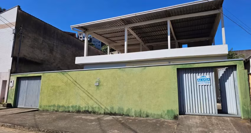 Código 4570 - aluga casa na rua petrolina, bairro caravelas, 03 quartos, sendo 01 suíte, sala, copa, cozinha, 01 banheiro social, área de serviço, terraço, 03 vagas de garagem.