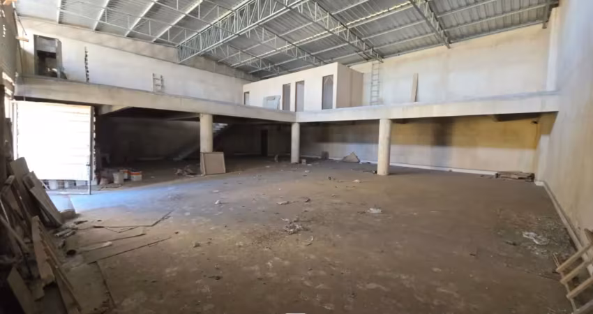 Código 4590 - aluga galpão no bairro iguaçu, 417m² de área construída, sendo 20m de frente, com escritório, construção com recuo para vagas de escritório na frente. possui pé direito alto.