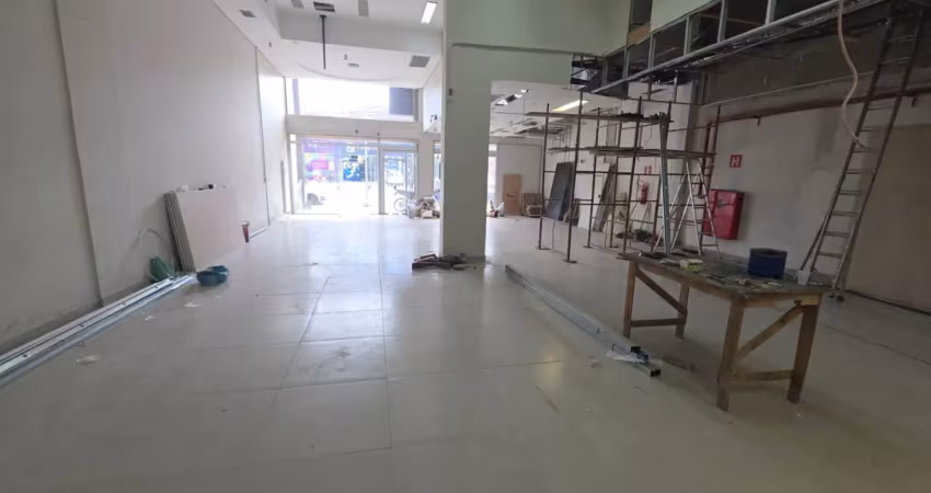 Código 4593 - aluga loja no bairro iguaçu, 370 m² de área total, sendo divida em loja com 258 m² e sobreloja com 112 m², três banheiros, área de cozinha e ar condicionado central com infraestrutura pa