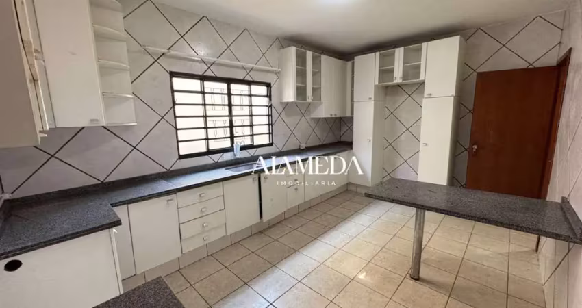 Casa com 5 quartos sendo 1 suíte com armário na cozinha na região leste para alugar, 190 m² por r$ 2.750/mês - residencial abussafe - londrina/pr