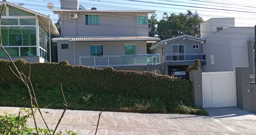 Casa ampla a venda em itapema 3 suítes+kitnet+salão de festas ou trabalho