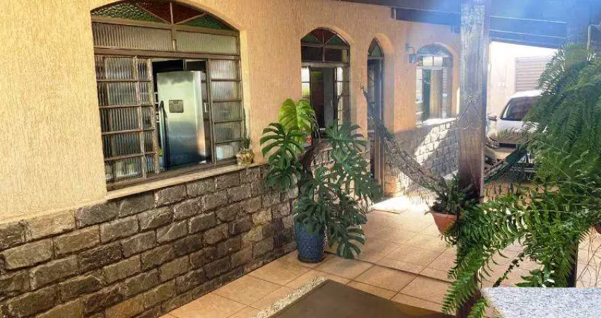 Casa com 3 quartos à venda na Rua Professor Baeta Neves, João Pinheiro, Belo Horizonte