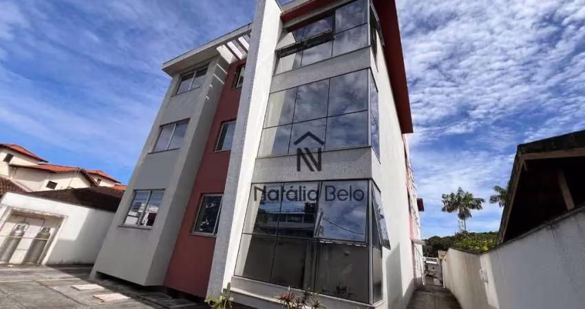 Apartamento na avenida roberto silveira com 02 quarto (01 suíte) - costazul - rio das ostras
