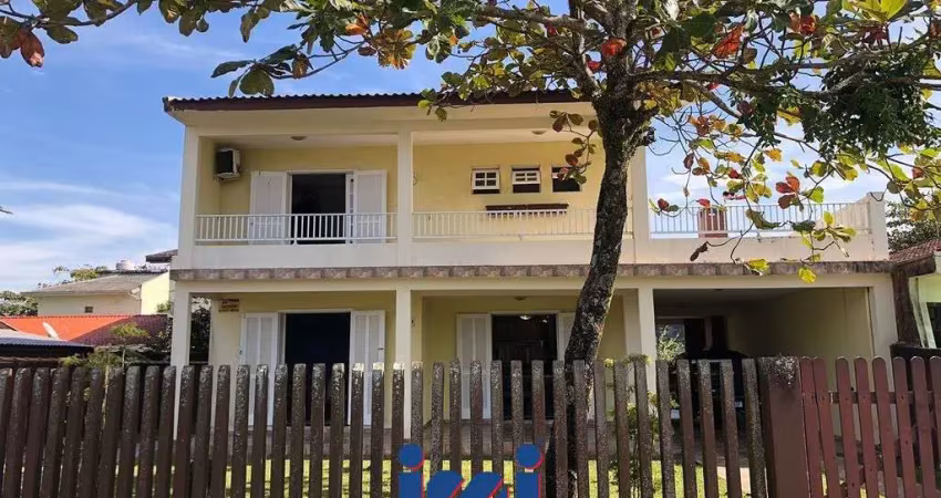 Sobrado na faixa do mar com espaço de terreno