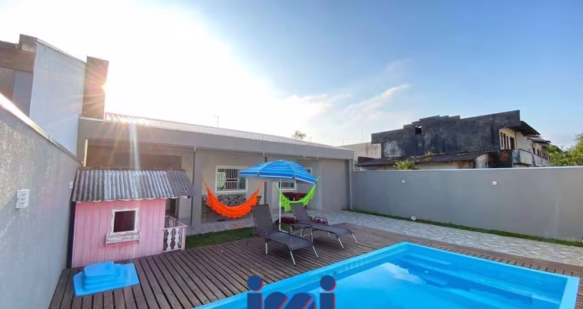 Casa com piscina no Jardim Canadá