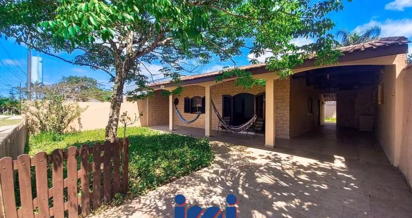 Casa faixa mar com 3 quartos e espaço de terreno