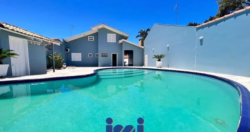 Casa com piscina em Praia de Leste