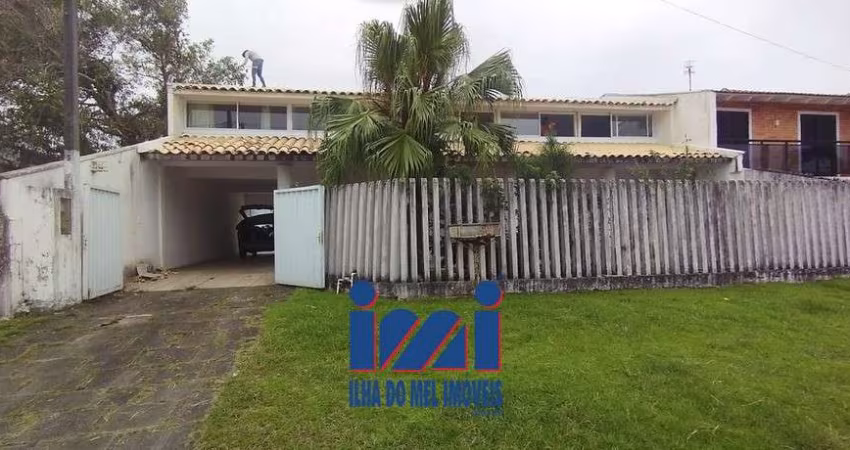 Sobrado com piscina a venda no centro de Guaratuba