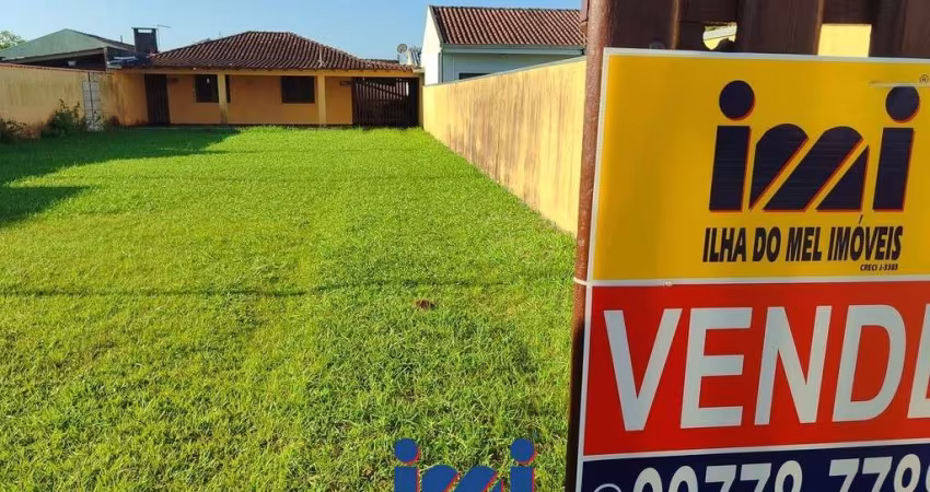 Casa á 150 metros do mar com espaço de terreno