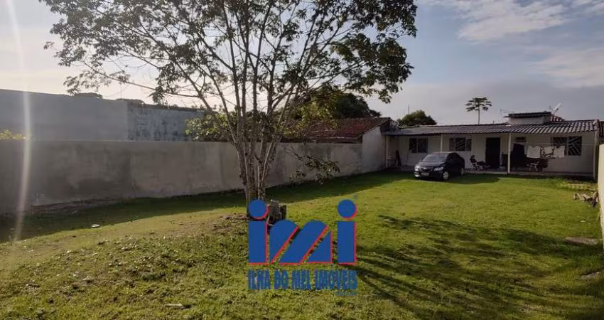 Casa com amplo terreno em Matinhos