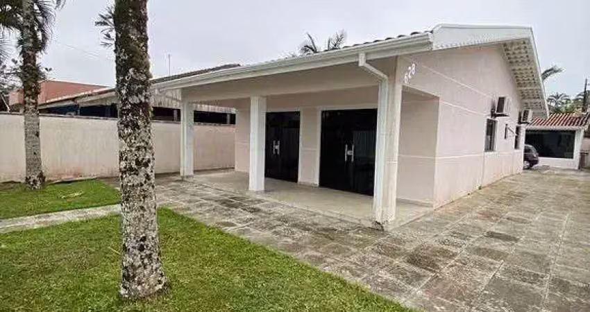 Casa de esquina com piscina em Guaratuba