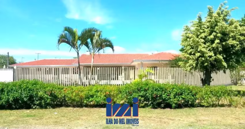 Casa com 2 terrenos piscina com suíte