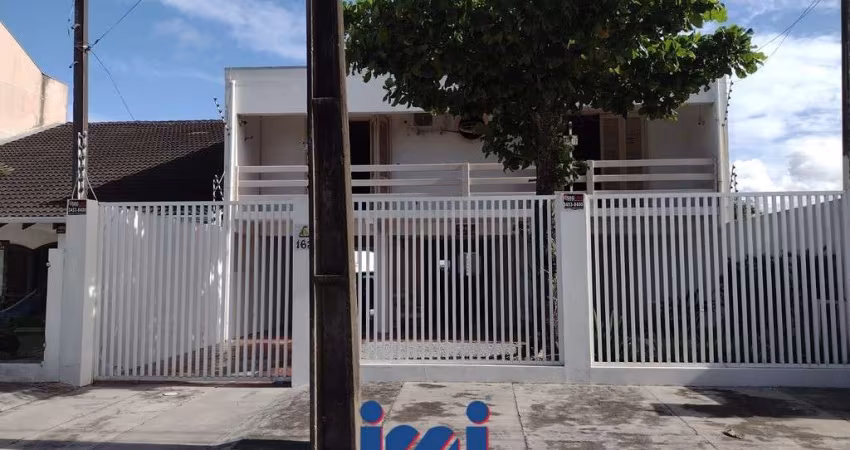 Sobrado a venda com piscina à 30 metros do mar