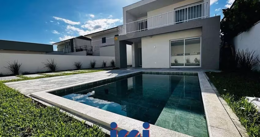 Sobrado com piscina na praia Atami