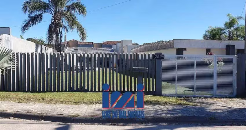 Casa com amplo espaço de terreno e piscina