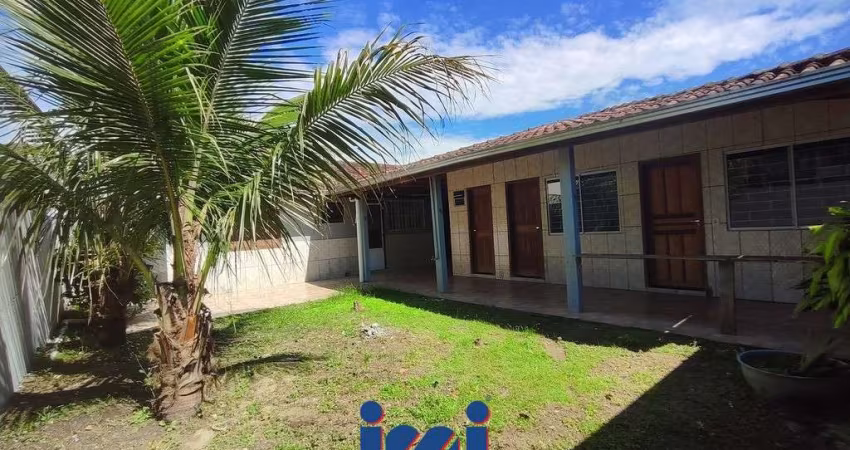 Casa ampla com 4 dormitórios e espaço externo