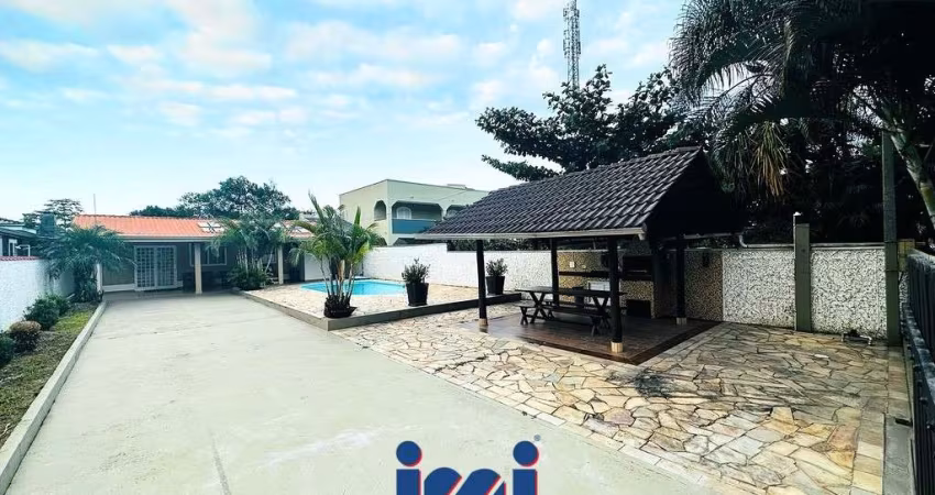 Casa com piscina e espaço de terreno a venda