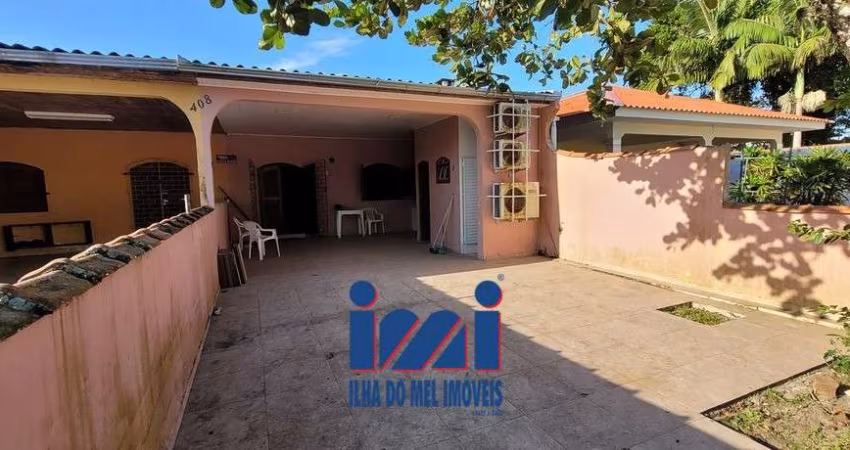 Casa com 2 quartos e terreno em Praia de Leste