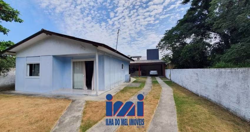 Casa na praia com espaço de terreno e edícula