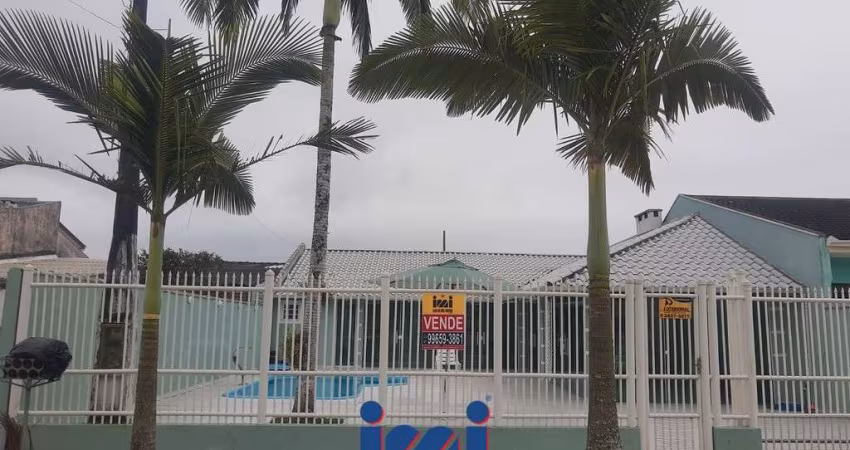 Casa com piscina a venda próximo do mar Pontal