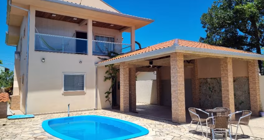 Casa na Praia de Leste, Sobrado Amplo  c/ Piscina 180m do Mar