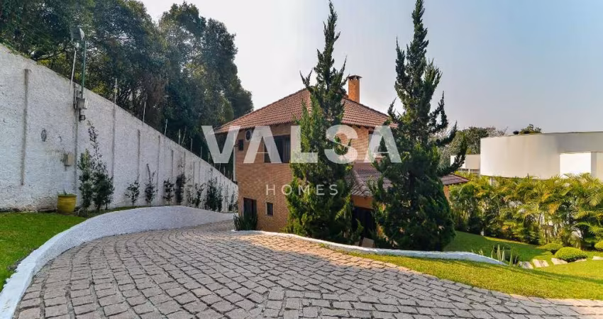 Linda casa em condomínio com 4 quartos e muito terreno ao lado do Parque Tingui!