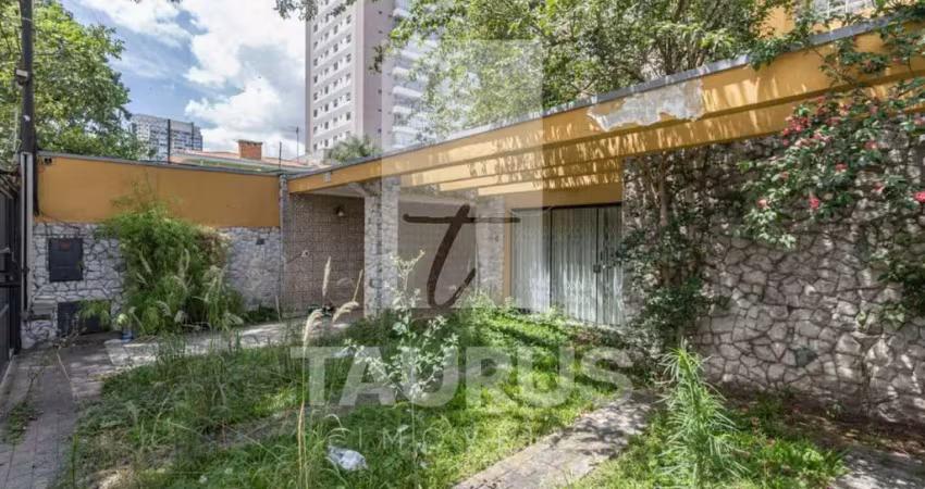 Sobrado para comprar ou alugar no brooklin; 2 quartos, 1 suíte, 4 vagas, 237 m².