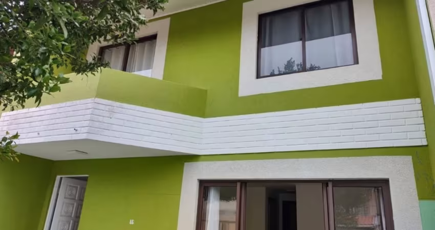 Sobrado 3 dormitórios em Condomínio Fechado no Boqueirão