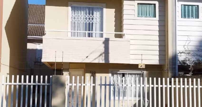 Lindo Sobrado 3 Dormitórios de Frente para Rua  no Novo Mundo
