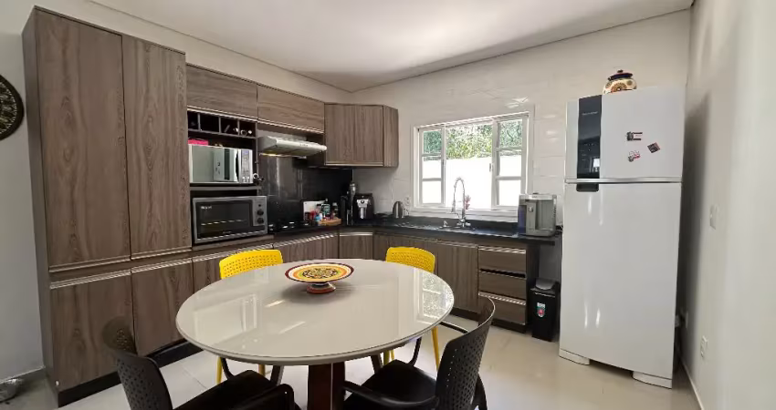 Casa em condomínio fechado com 1 suíte mais 2 quartos à venda no bairro Vila Nova em Joinville-SC por R$ 750.000,00.  Casa averbada em condomínio fechado com área construída de 151,42m² em terreno de 