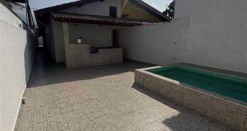 Casa térrea de 2 dorm(s), sendo 1 suíte, com piscina, no Flórida em Praia Grande SP.