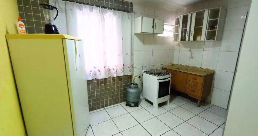 Kitnet térrea, 27,60m²,  150 metros da praia do Maracanã em Praia Grande SP.