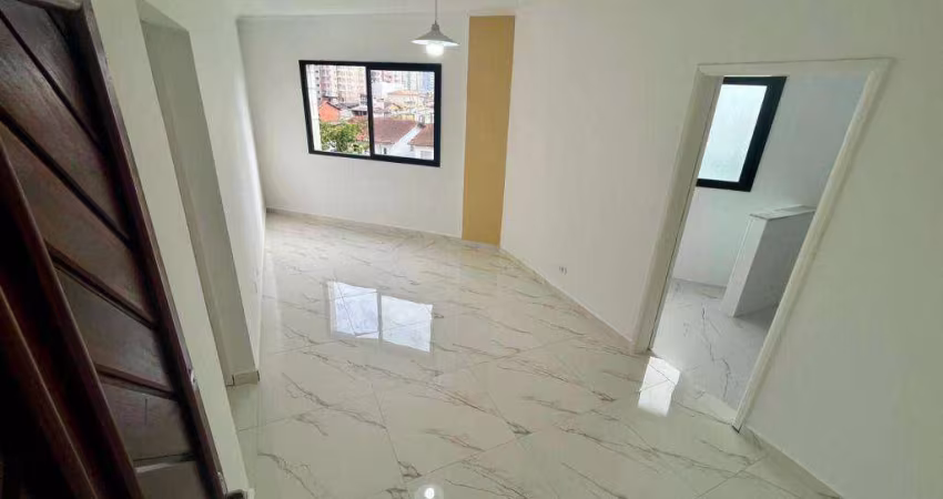 Apto reformado de 1 dormitório com 48m² útil, 1 vaga na Guilhermina em Praia Grande SP.