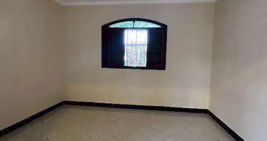 Casa geminada de 2 dormitórios, sendo 1 suíte, 2 vagas na guilhermina em praia grande sp.