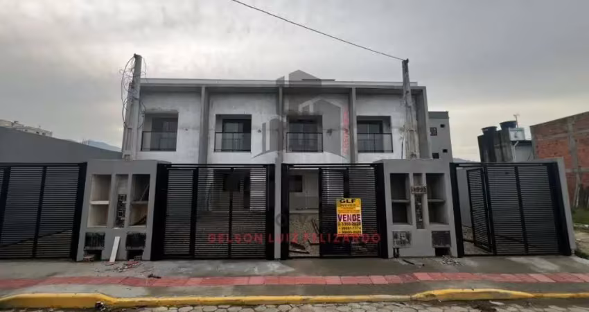 Casa geminada em itapema bairro morretes, com 90m² sendo 3 dormitórios e 1 suíte, vaga para até 2 carros, com quintal nos fundos