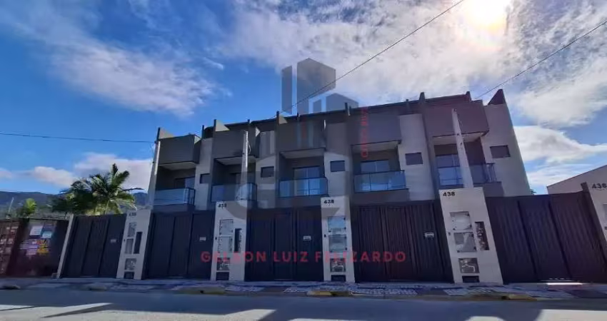 Casa sobrado novo em itapema/sc no sertão do trombudo, com 120m², 2 suítes e 1 vaga de garagem. 35m² de terraço