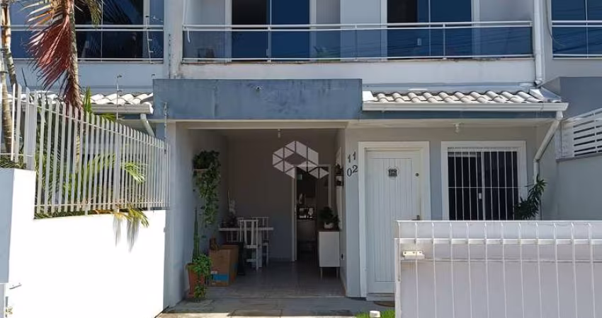 CASA SOBRADO EM 2 QUARTOS/DORMITÓRIOS E 2 BANHEIROS EM SÃO JOSÉ - SC POR R$ 350.000,00.