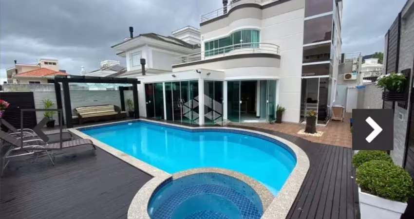 Casa a venda na pedra branca com 3 suítes, spa e mobiliada