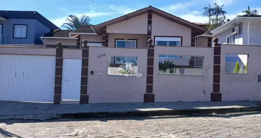 Casa com 3 dormitórios/quartos ,  no bairro são francisco - santo amaro da imperatriz com 435 m²