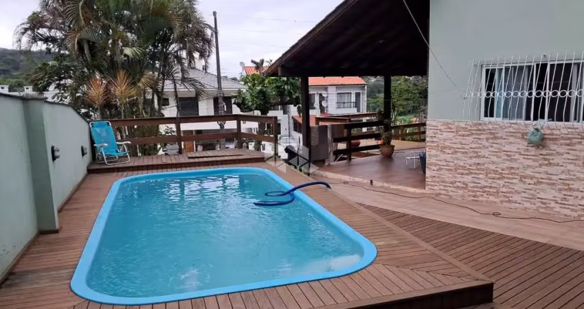 Casa com 4 dormitórios/ quartos sendo 1 suíte em são josé sc, bairro potecas à venda por r$ 890.400,00.