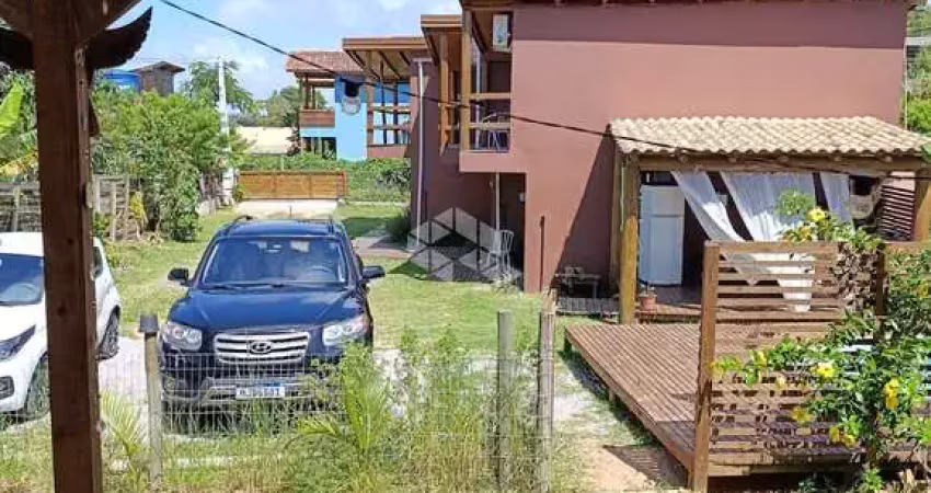 Pousada na praia do rosa, com 4 casas, sendo 3 lofts, piscina aquecida, 5 vagas de garagem e 380m² para vender por r$ 1.150.000,00.