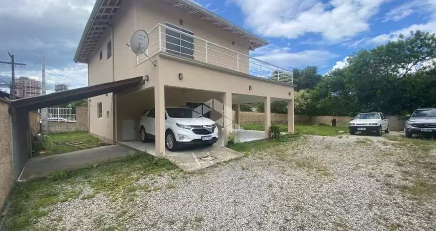 Casa sobrado com 3 dormitorios sendo uma suite, localizado no bairro vila nova em porto belo sc à venda por r$ 1.560.000,00