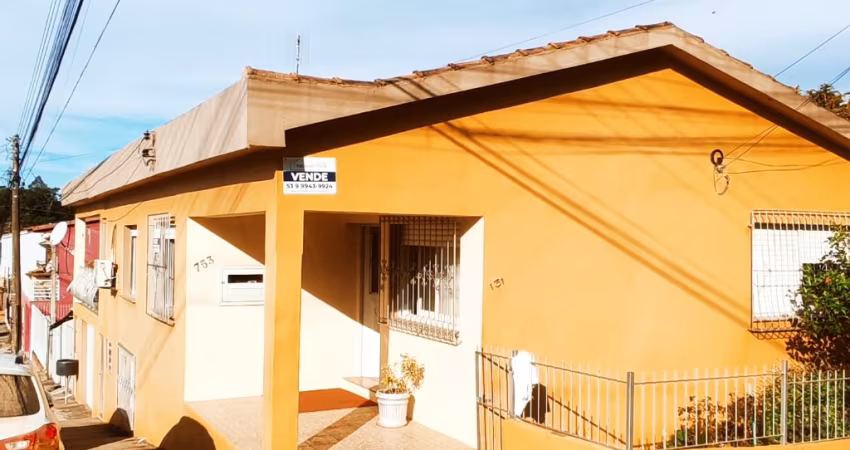 Oportunidade Única em Canguçu: Casa Ampla com 240m², 2 Cozinhas e 4 Vagas de Garagem!