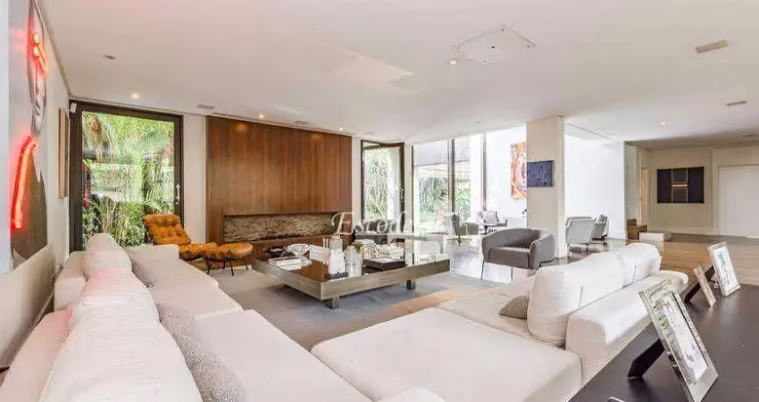Casa com projeto de arthur casas e paisagismo de gil fialho em jardim europa - são paulo - sp