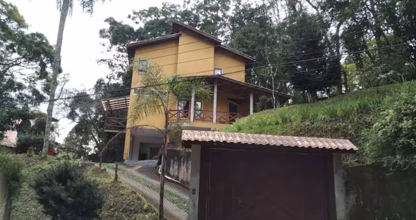 Sobrado em condomínio fechado na serra da cantareira 4 dormitórios, 2 suítes, 4 vagas