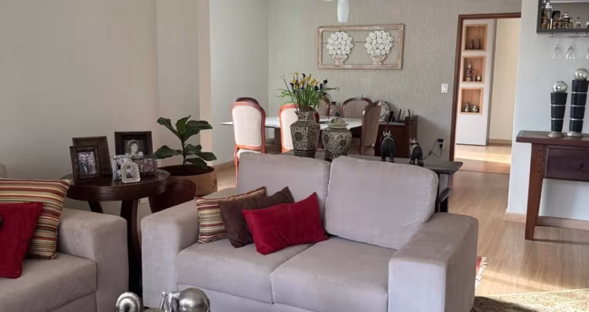 Oportunidade !!! Venha morar em um excelente apartamento no Tabajaras , segundo andar ,  muito espaçoso e ventilado . Próximo de tudo e fácil acesso para o centro .