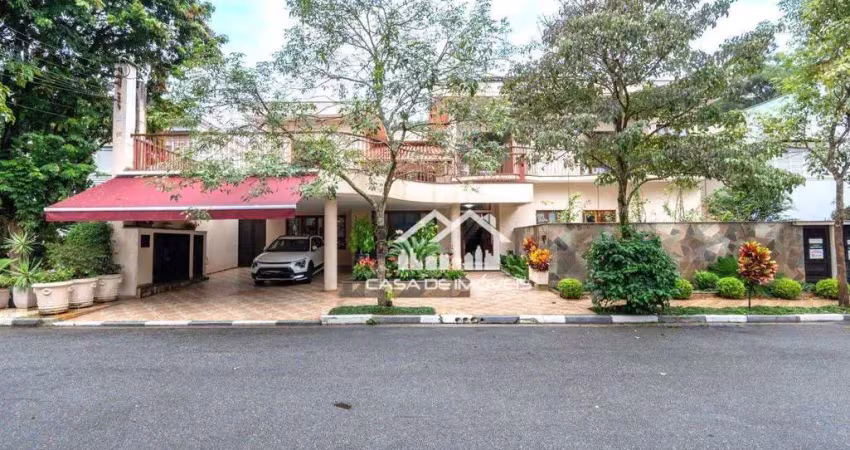 Vende mansão em condomínio fechado próximo ao Portal do Morumbi com 906m² de área construída.