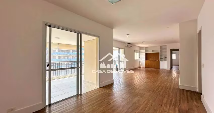 Vende apartamento com 178m², 3 suítes, varanda com churrasqueira, 3 vagas e depósito, no brooklin.