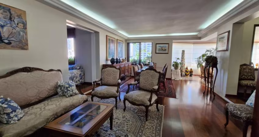 Vende apartamento com 700m², 4 suítes e 5 vagas no Morumbi.