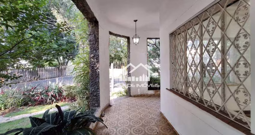 Vende casa com 252m², 4 dormitórios, 1 suíte, área externa grande, 8 vagas , no Campo Belo.